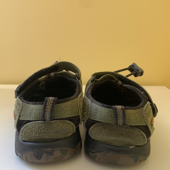 Kids Green and Camouflage Waterproof Keens Shoes - Picture 8 of 16